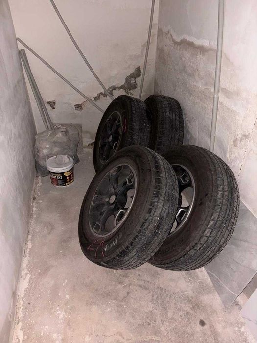 Зимних шин с дисками TRIANGLE 225/70 R16 (в отличном состоянии)
