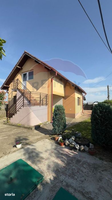 De vânzare 2 Corpuri de Casa si Teren 1388 mp in Geamăna, Bradu