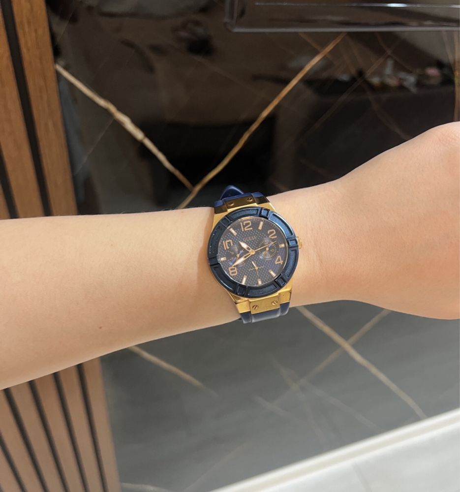 Часы наручные Guess