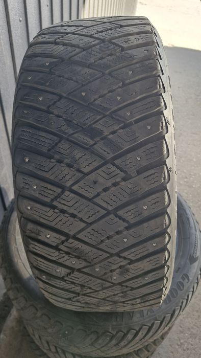 Продам комплект резины зимнюю R 17