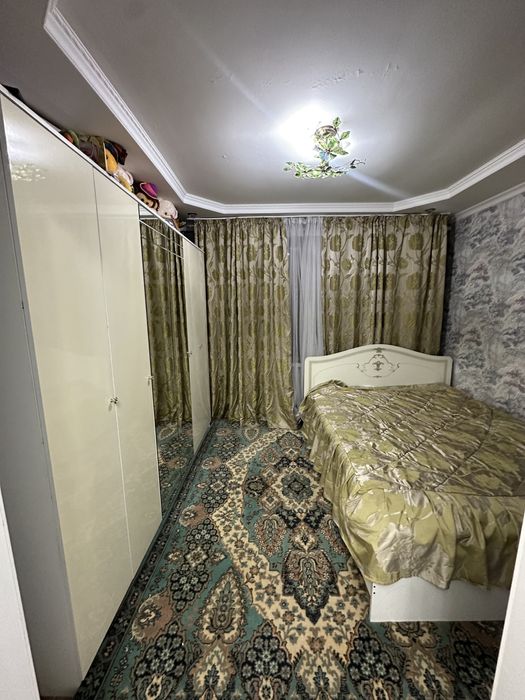 Продается спальный гарнитур. Кровать двухспалка,шкаф большой , и 2 тум