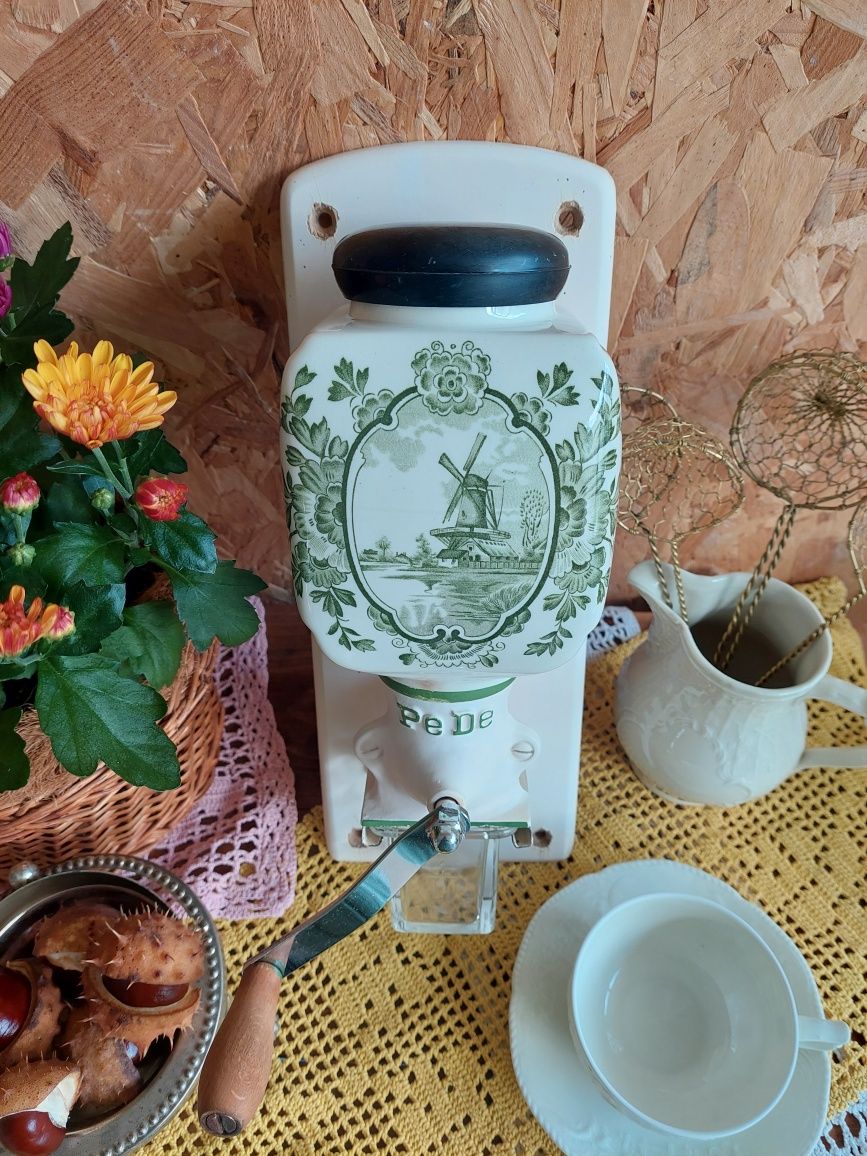Прекрасна антикварна мелничка