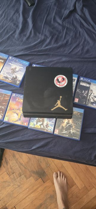Продавам ps 4 с контролер и игри