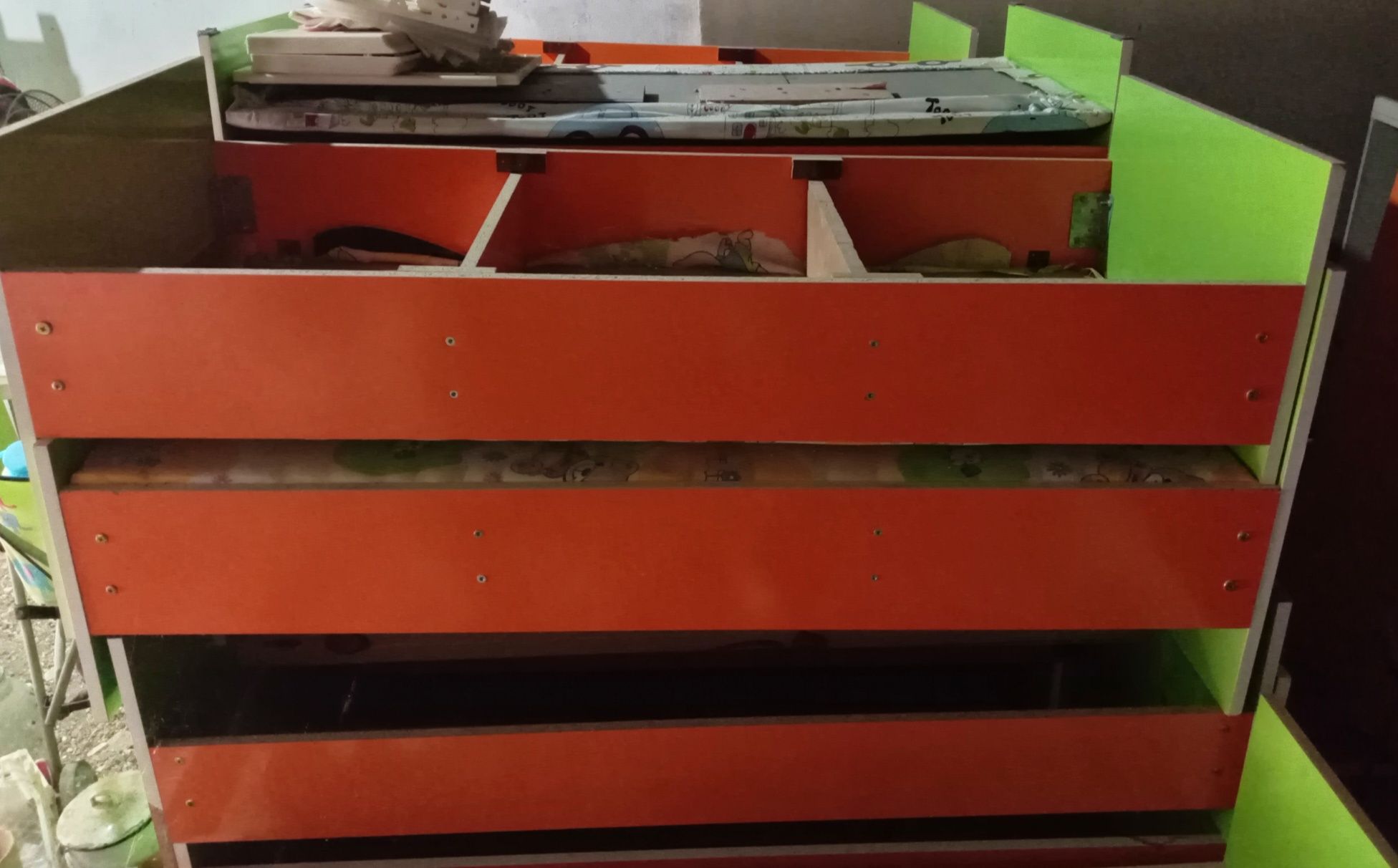 Bolalar uchun shkaflar va devonlar