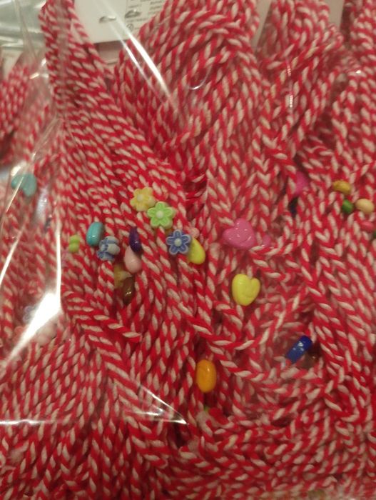 Евтини мартеници 20 стотинки за  10 броя в снопче.