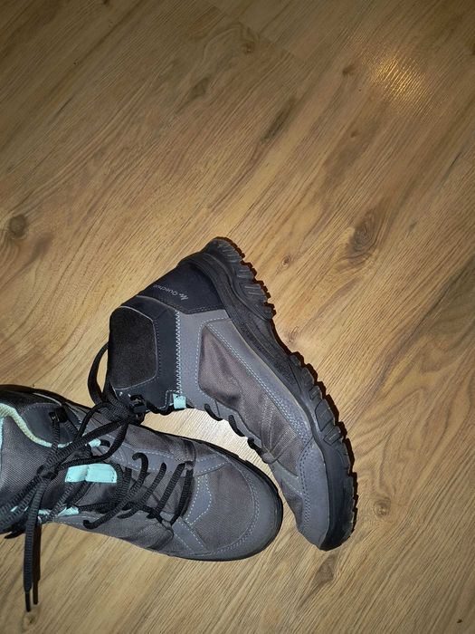 Продавам дамски туристически обувки