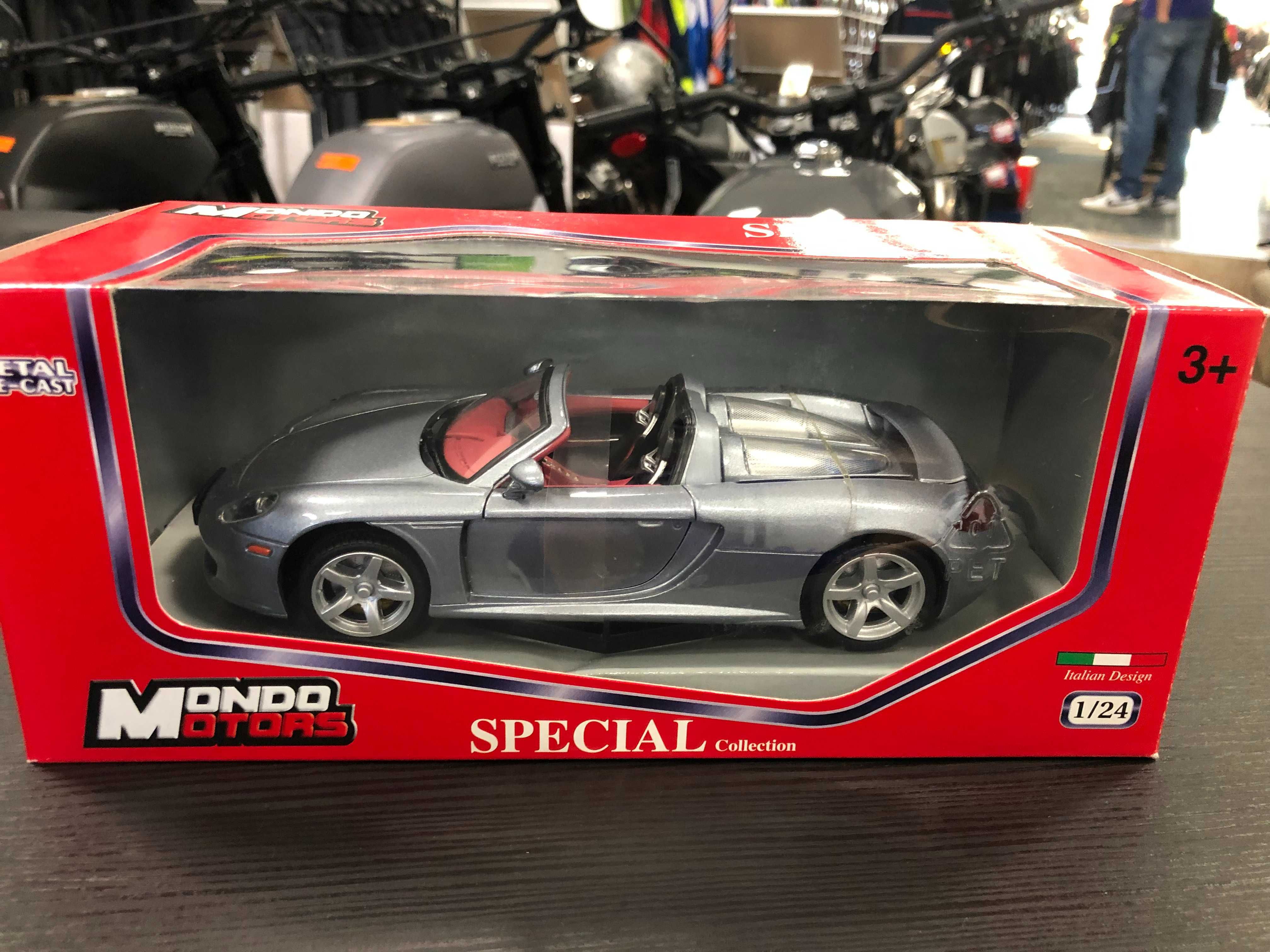 MONDO MOTORS метална колекционерска количка PORSCHE CARRERA GT 1:24