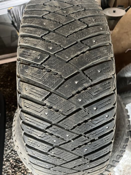 Продам зимнюю резину Goodyear R16
