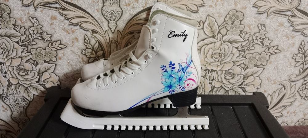 Продам коньки фигурные,кожа натуральная с сумкой