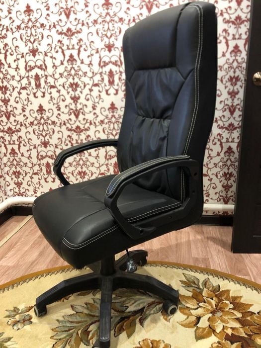 Два офисных кресла кожаные в идевльном состоянии