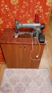 Швейная машинка рабочая в хорошем состоянии