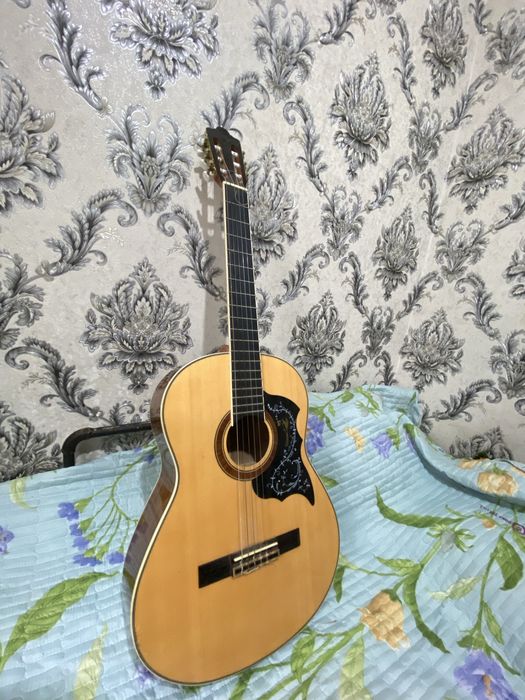 Classica gitara sotiladi pul zarur
