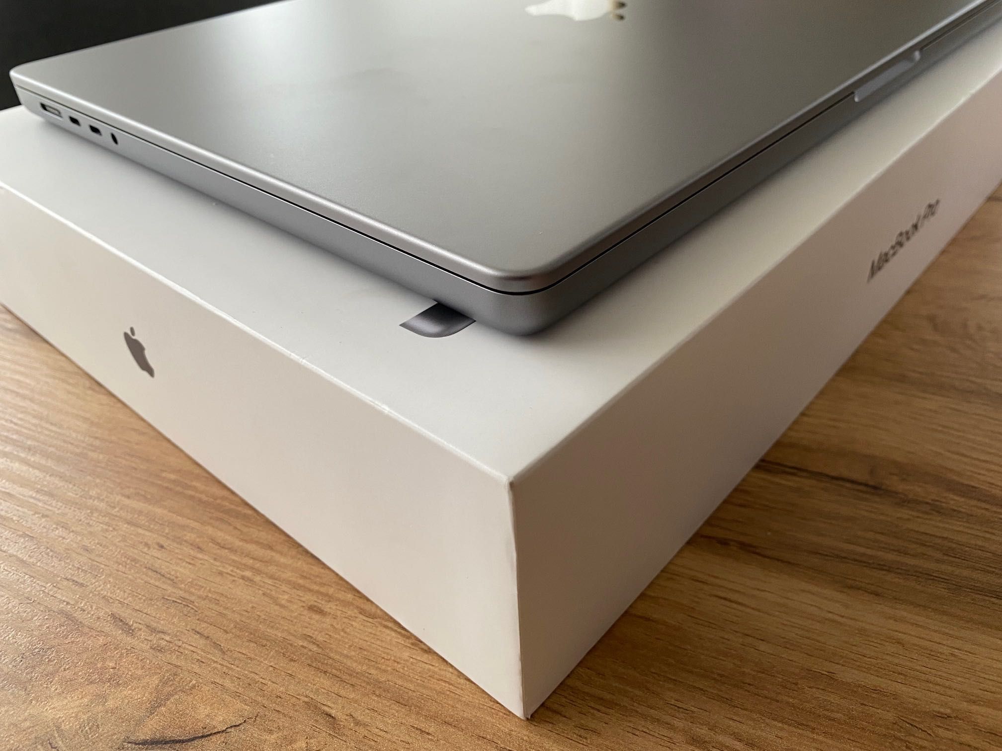 MacBook Pro 16" M1 MAX 10-Core CPU, 32-Core GPU, 32GB RAM, 1TB SSD
