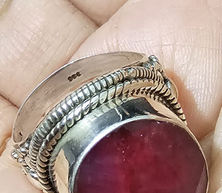 Inel argint 925 cu piarta naturala radacina de rubin

marimea 18.3 mm
