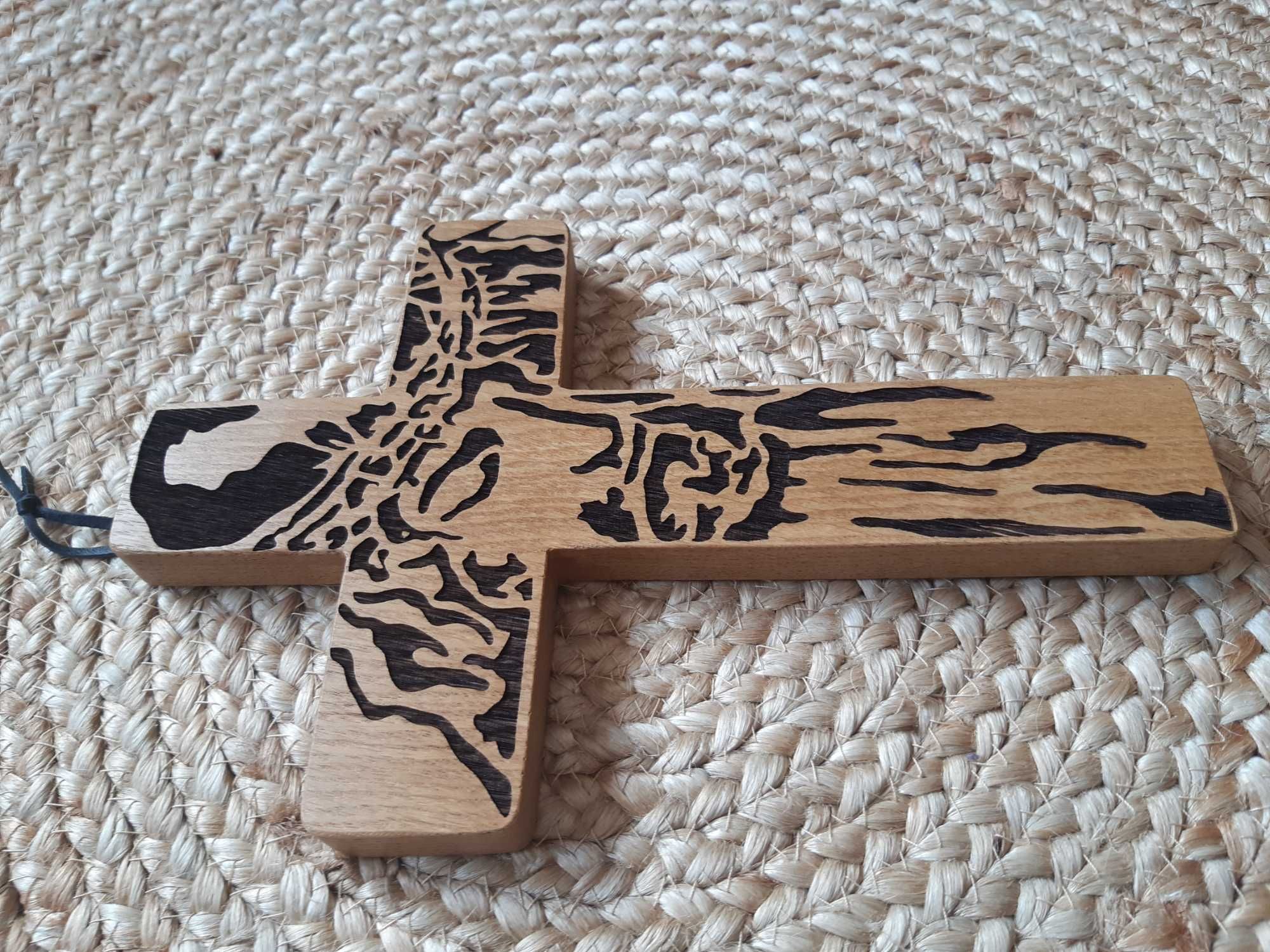 Cruce de perete din lemn