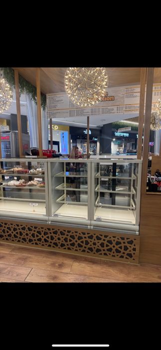 Продавам професионални хладилни витрини в отлично състояние.