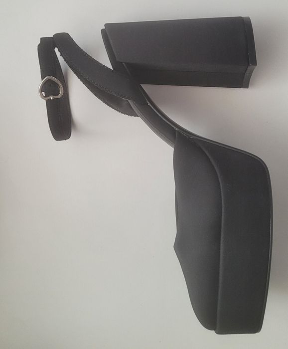 Сандали на висок ток