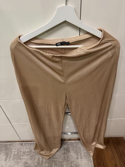 Златист широк панталон Zara
