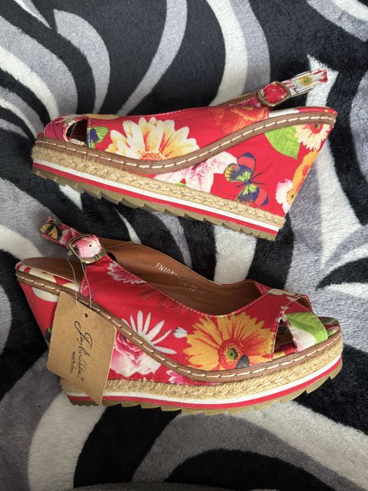 Sandale noi, cu eticheta