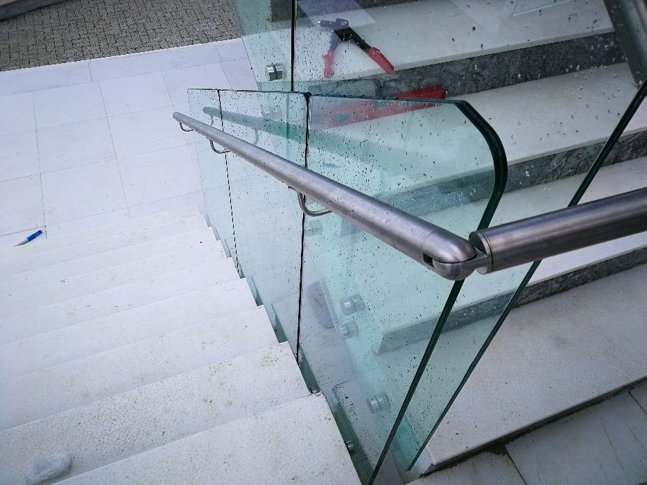стъклени парапети по стълбища