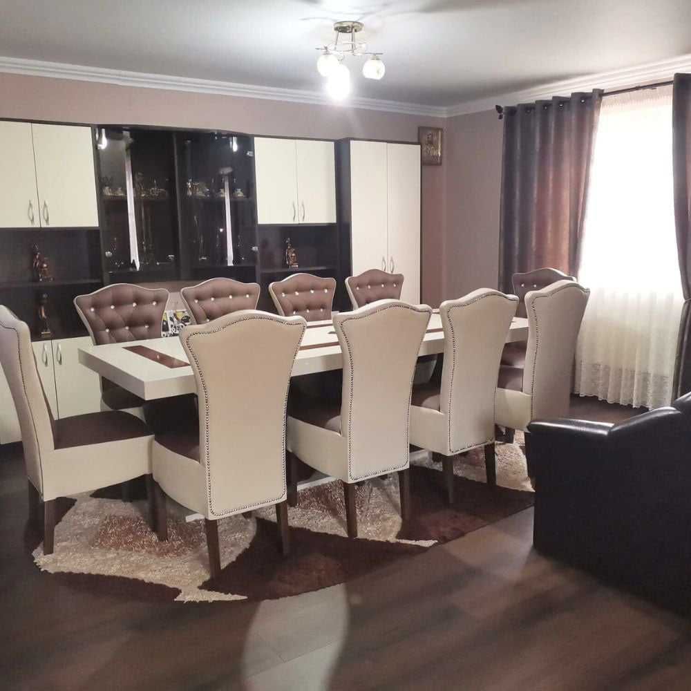 Masă mare cu 10 scaune din piele crem cu maro