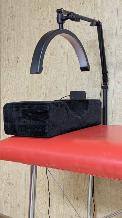 Продается кушетка с лампой и подушкой для головы