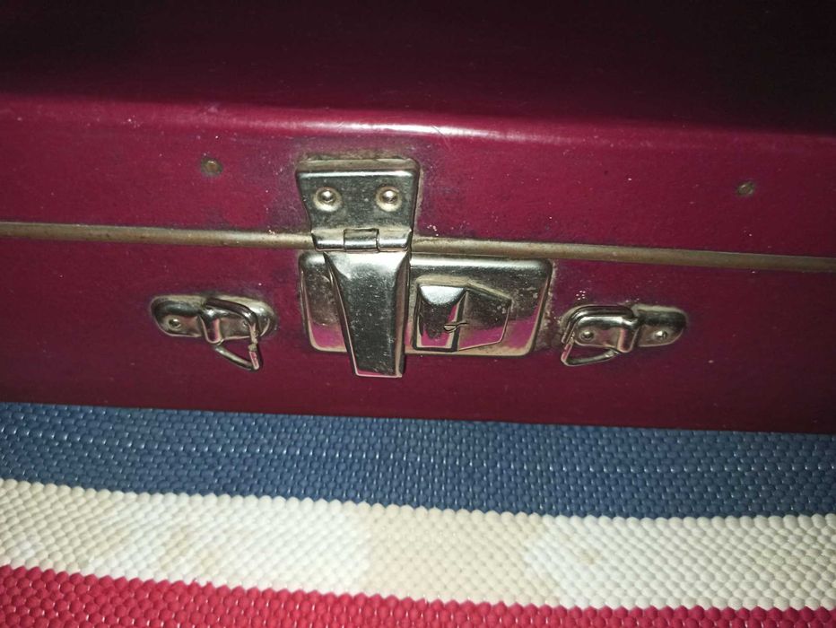 Винтажный маленький чемодан