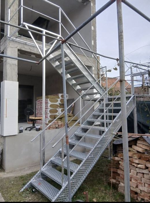 Scări metalice zincate