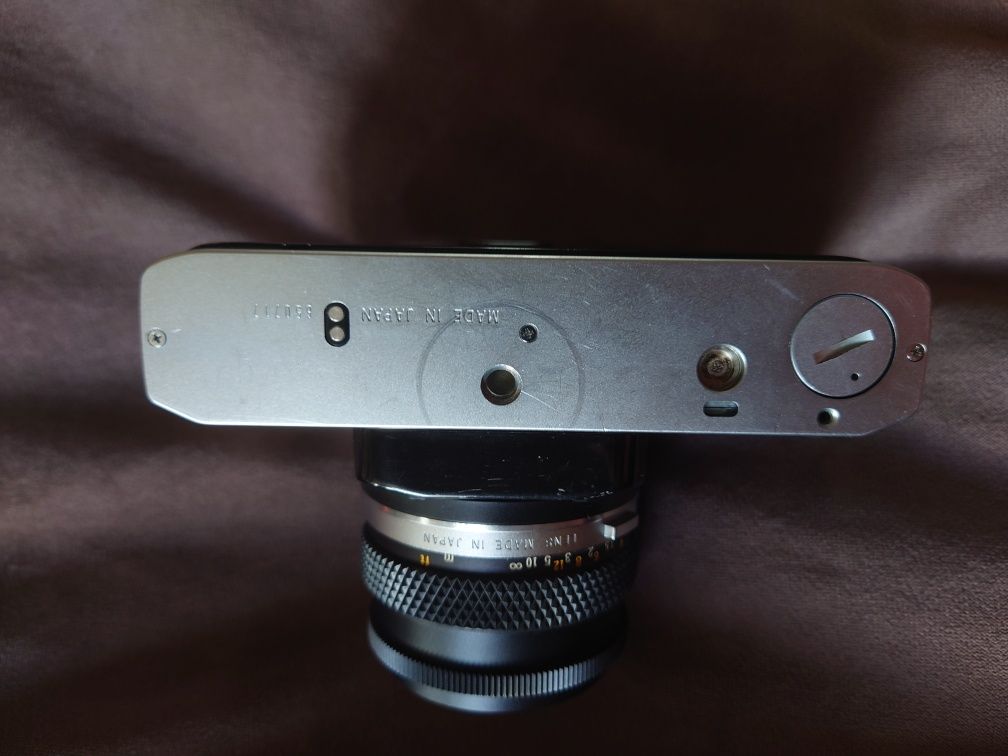 SLR Olympus OM10 cu obiectiv 50mm
