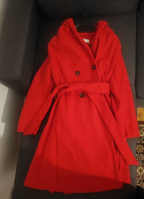 Червено палто, размер М. С качулка.
