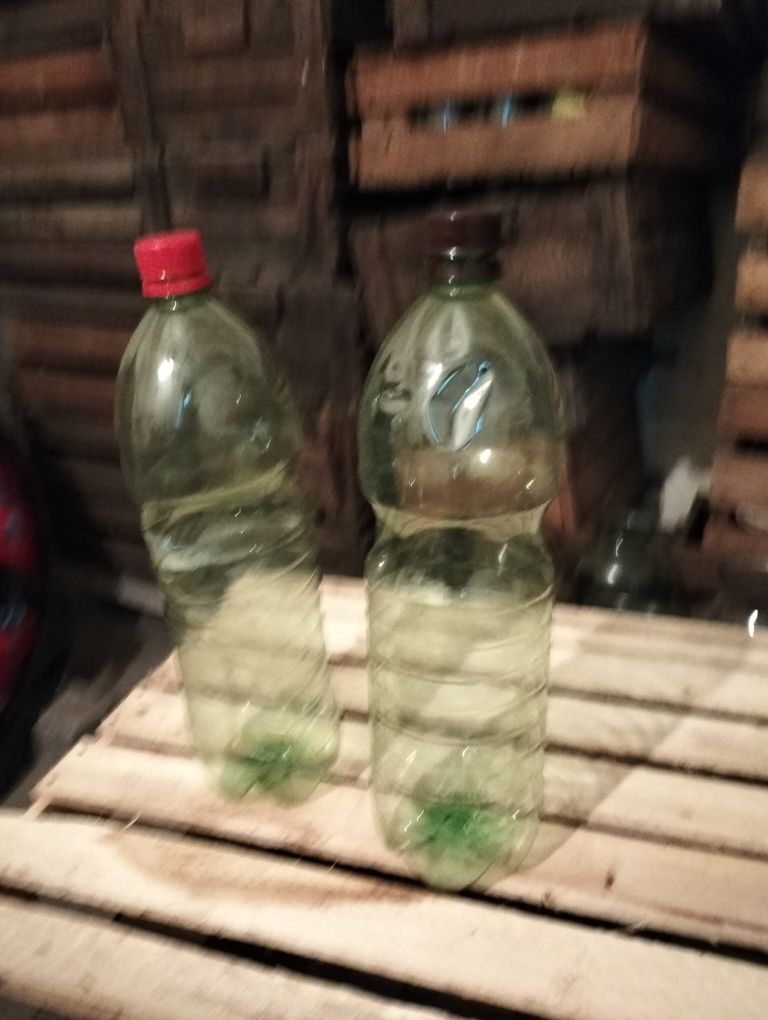 Продам бутылки стеклянные цвет белый, зелёный свет, пластмассы бутылки