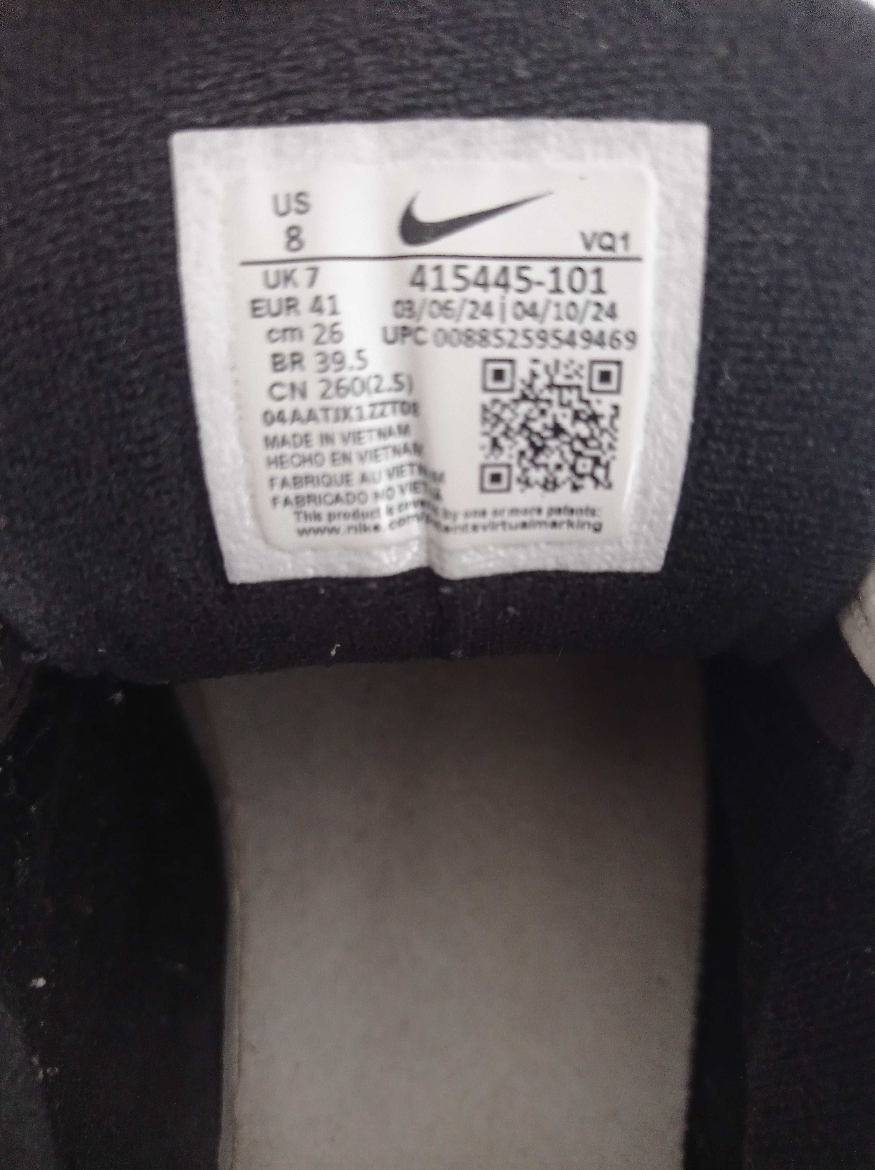 Маратонки NIKE .