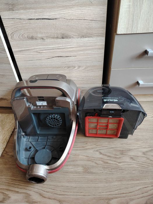 Aspirator fara sac Gorenje , 700 W, recipient praf 3.3 l , filtru HEPA