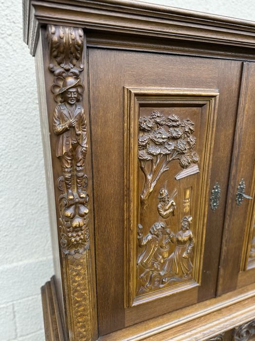 Шкаф с фигурална резба  сценични панели