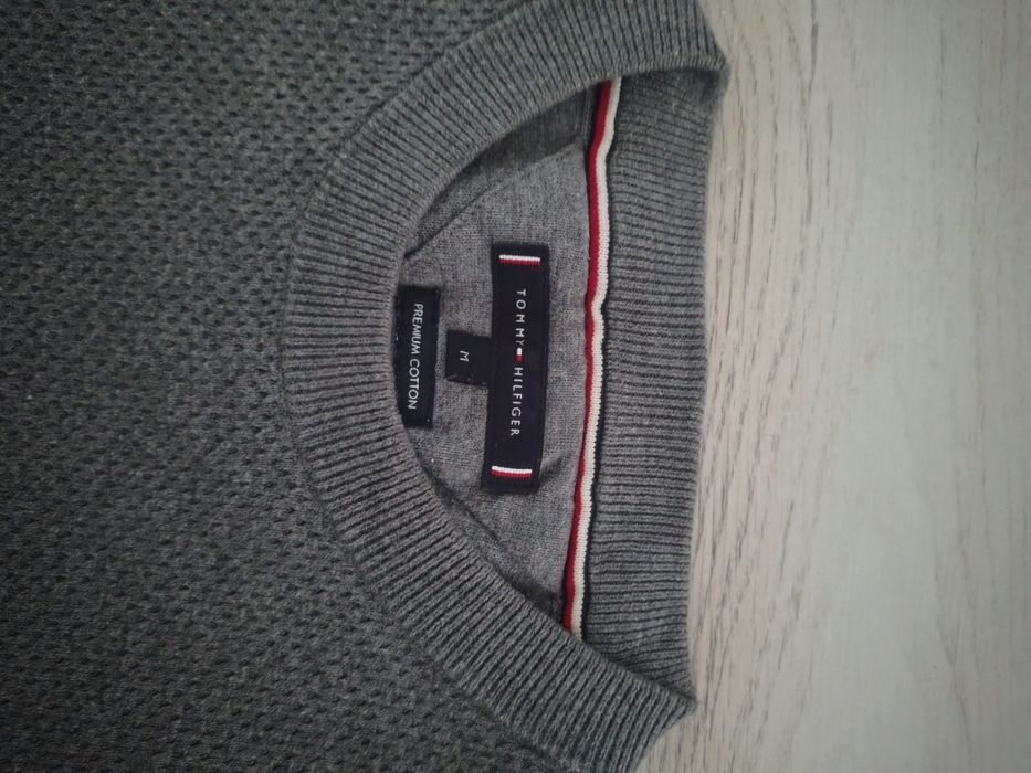 Vând pulover Tommy Hilfiger, mărimea M, culoare gri.
Model clasic, con