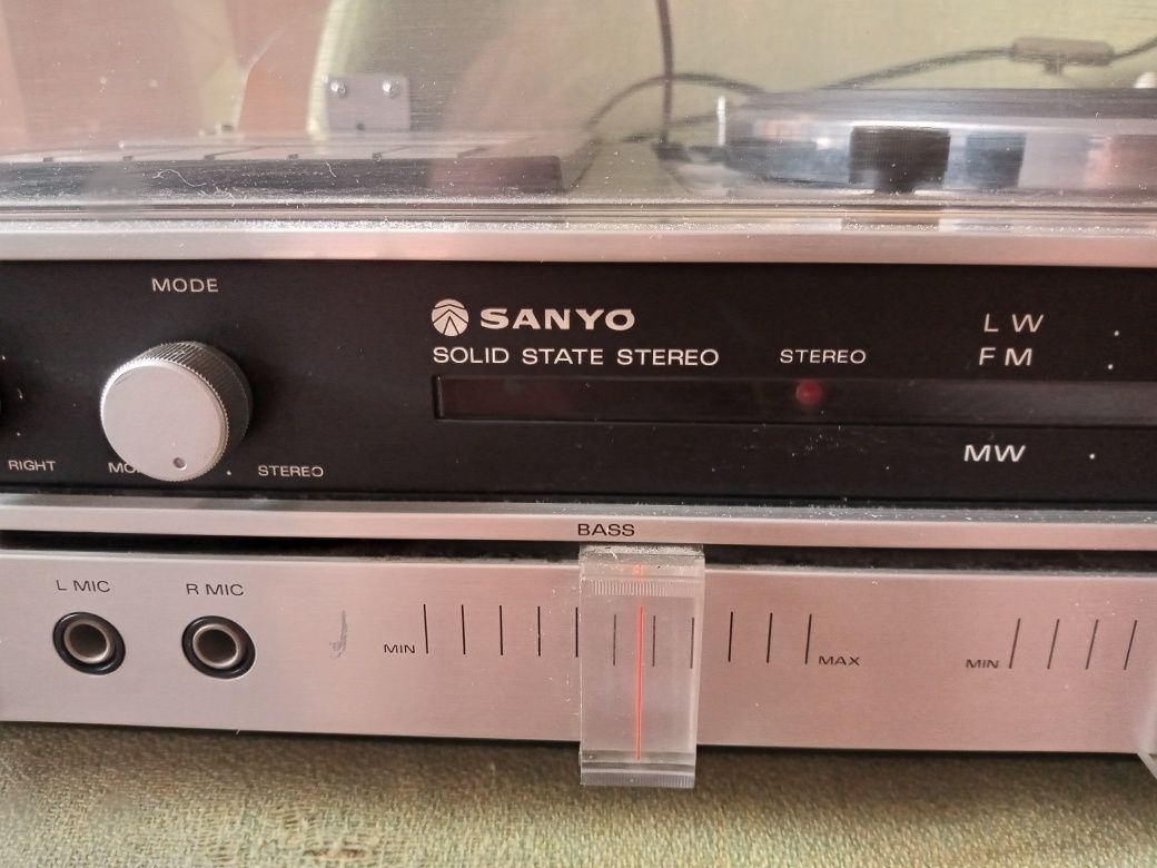 Vând statie Sanyo solid state 4x30w