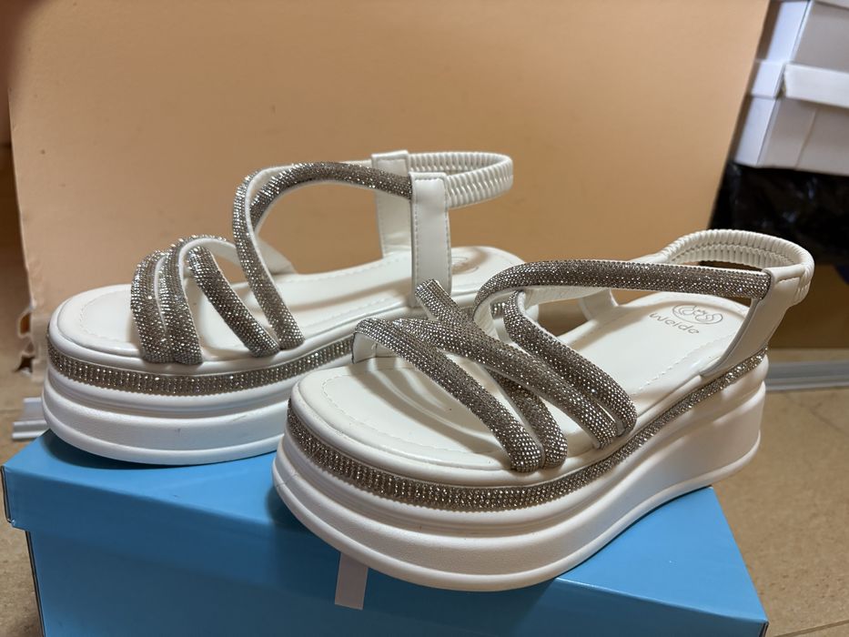 Бели сандали с блестящи елементи