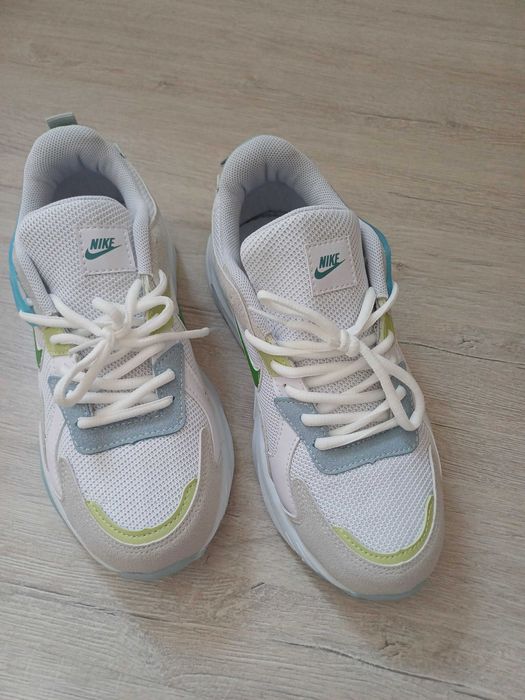 Дамски маратонки Nike