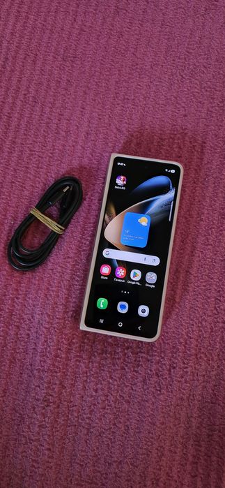 Samsung Galaxy Z Fold 4 12GB RAM 512GB Beige-само на малък дисплей!
