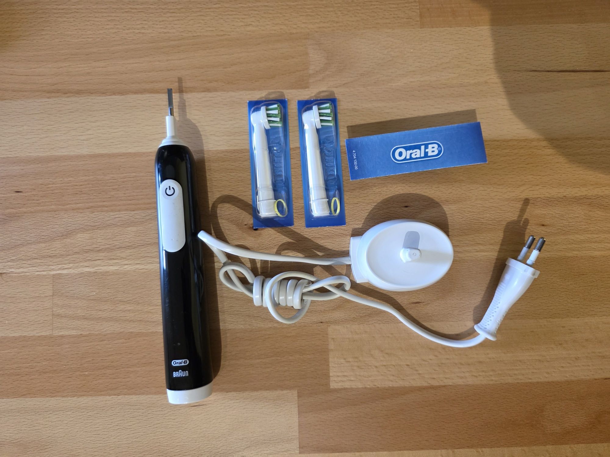 Oral B Pro 1 Cross Action - нова + 3 глави