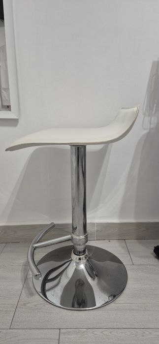 Vand 3 scaune cu picior rotative