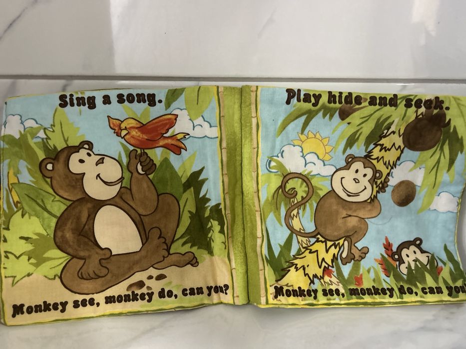 Книжка от плат Маймунка вижда, маймунката прави
