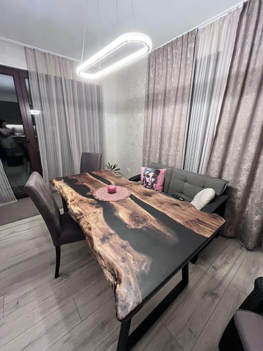 Масивни дървени маси