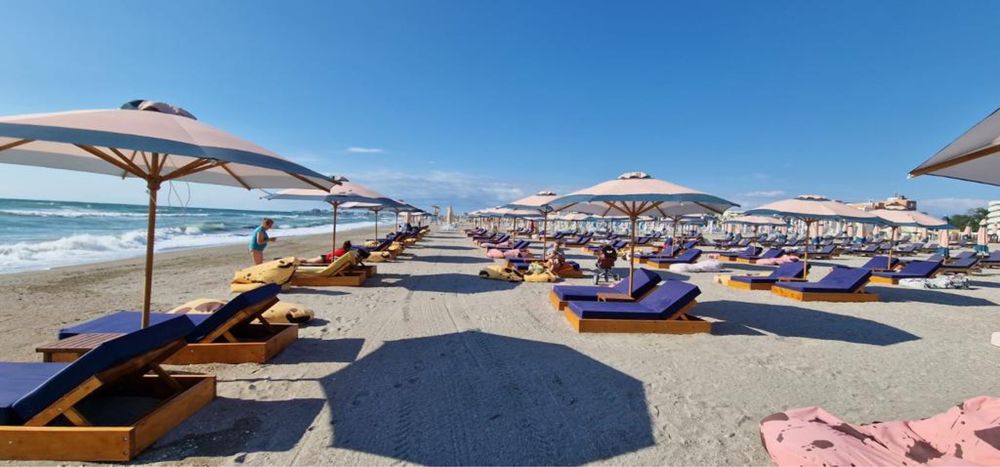 Mobilier plaja umbrele , șezlonguri