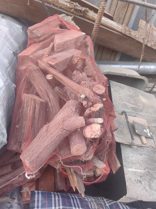 Дрова из древесных материалов и древесины