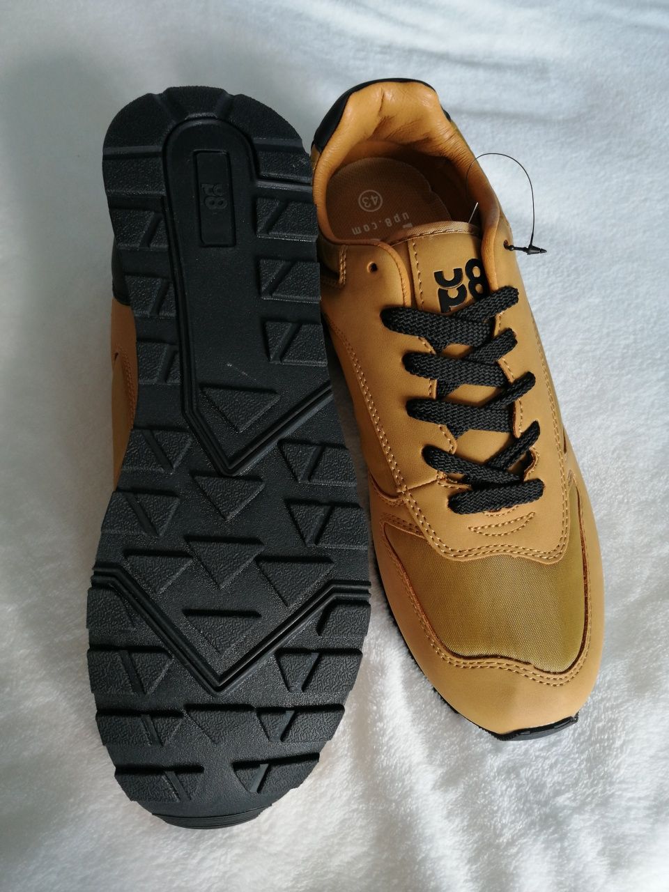 Vând adidas 42, culoare gold