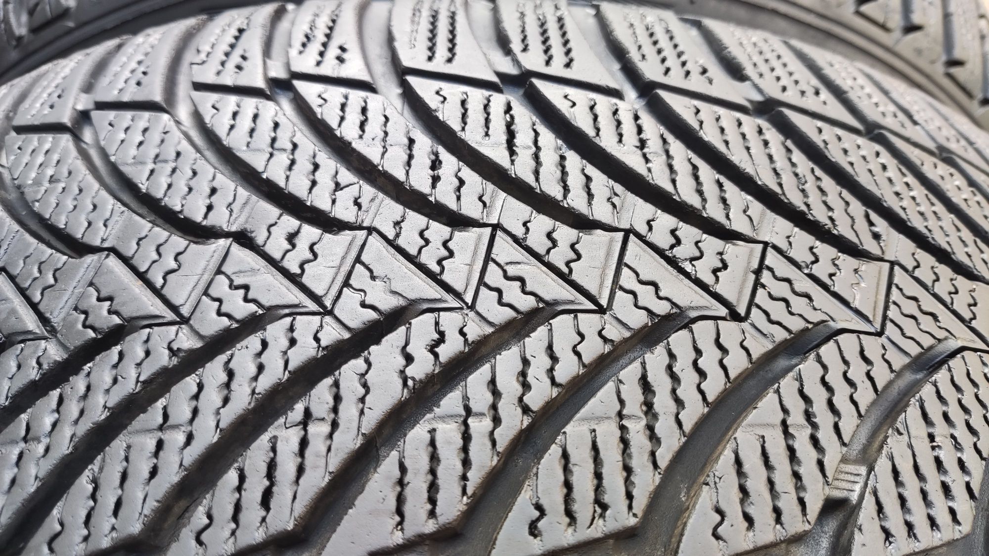 4бр. зимни гуми 225/50/17 Nexen Winguard 
dot22
8.26mm
Добро състояние