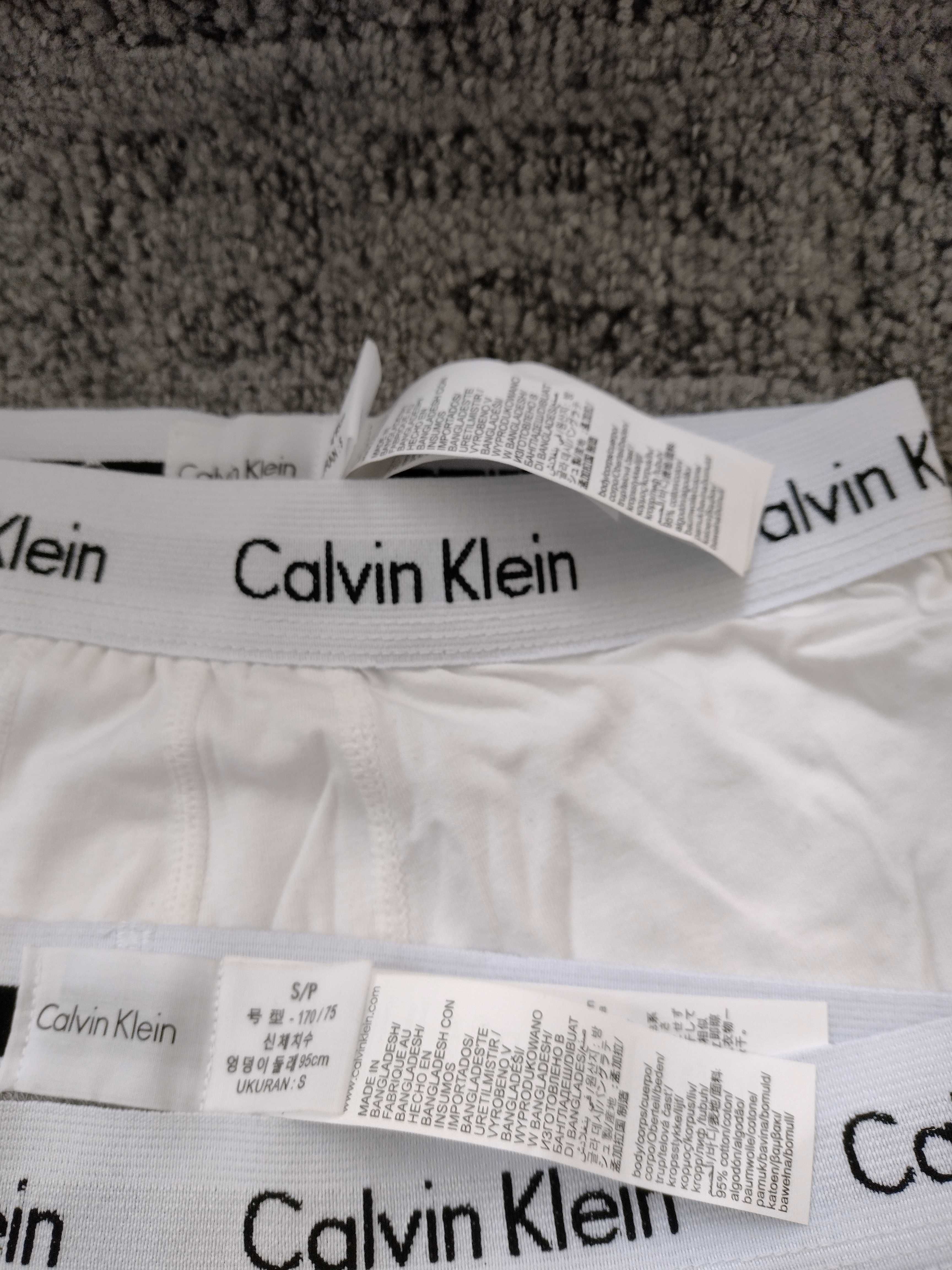 Vând chiloți boxeri Calvin Klein măsură S ,M ,L , XL