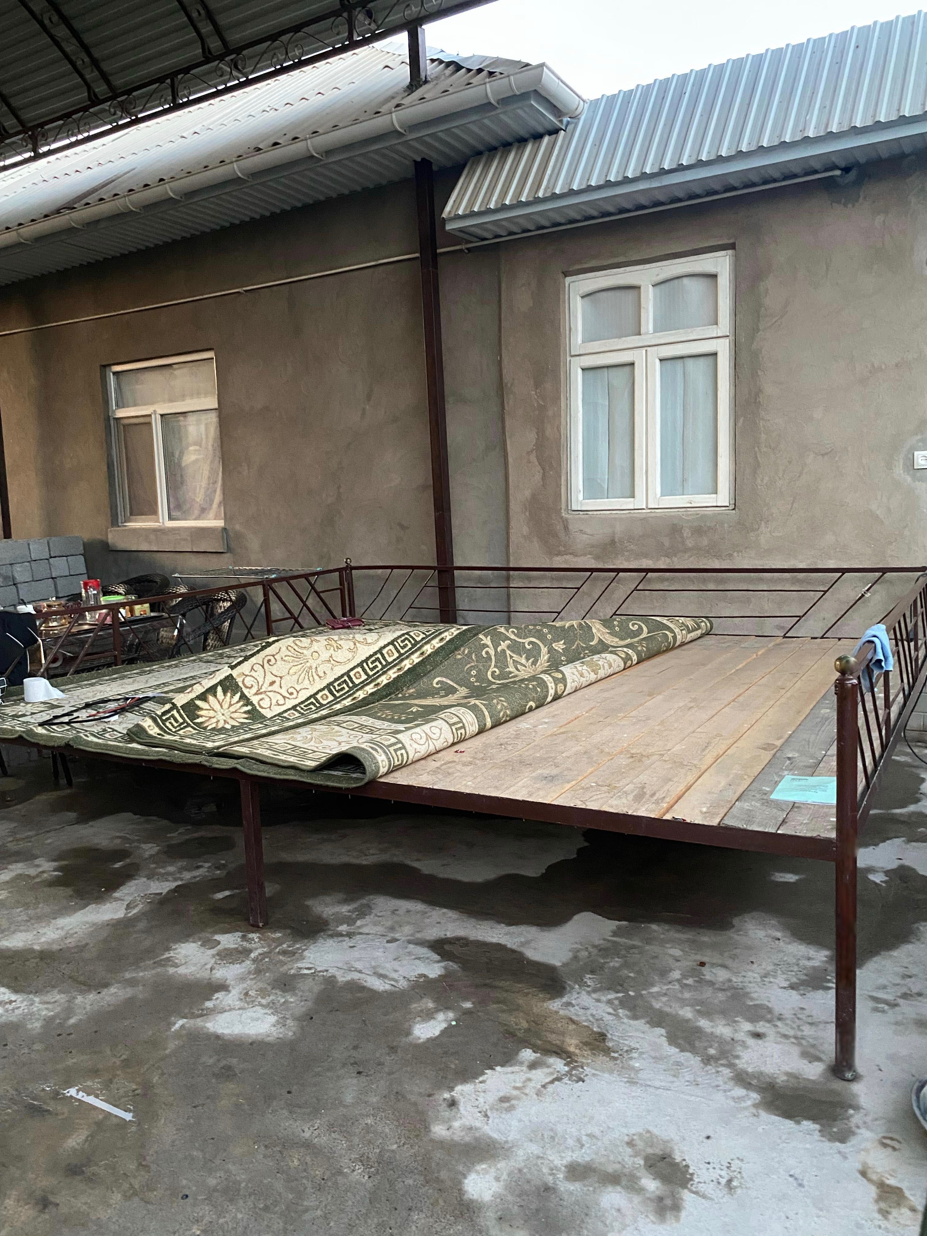 Тапчан ағашымен Сарыағаш