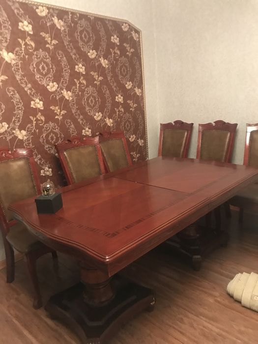 Продам стол и 8 стульев